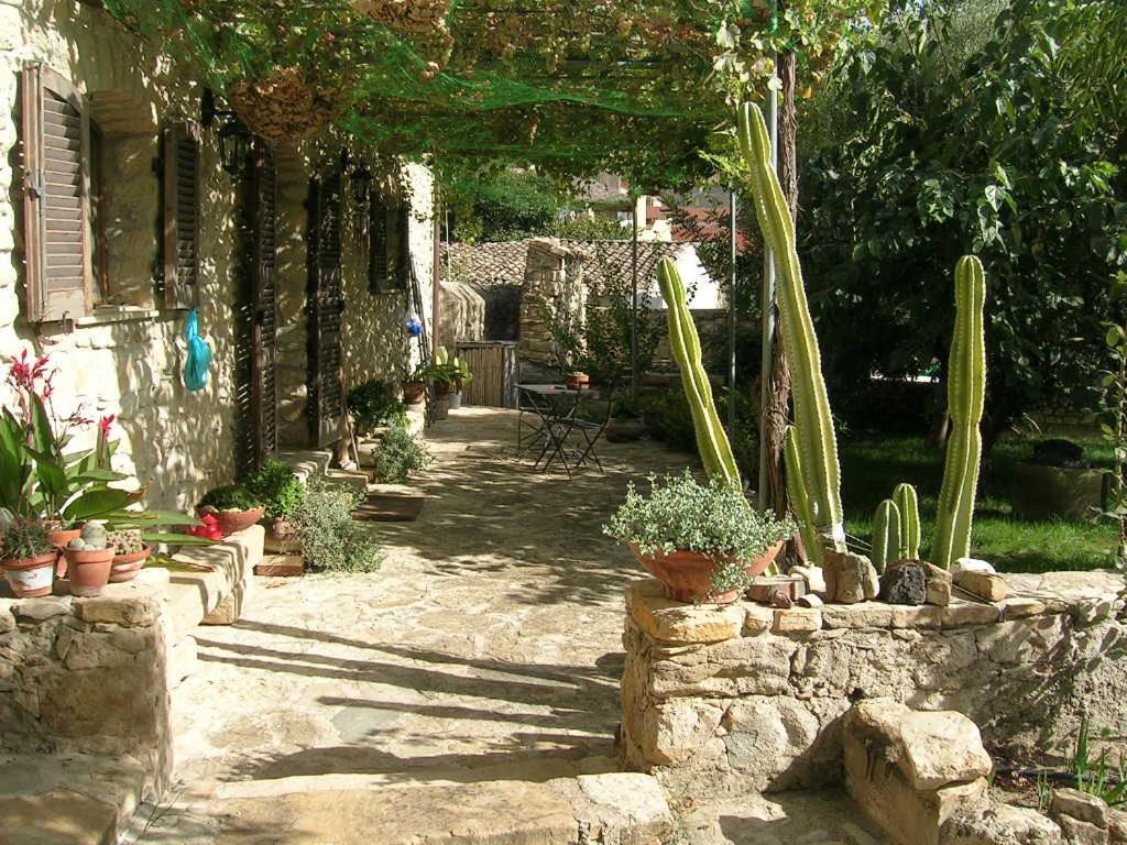 Sa Domu De Sa Contissa Panzió Selegas Kültér fotó